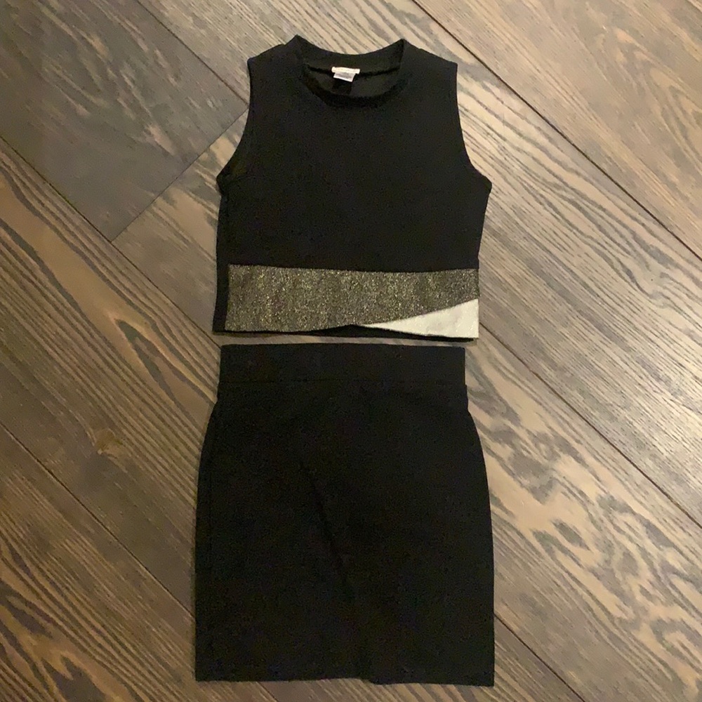 2 piece black set. Top has gold accent. Girls XL